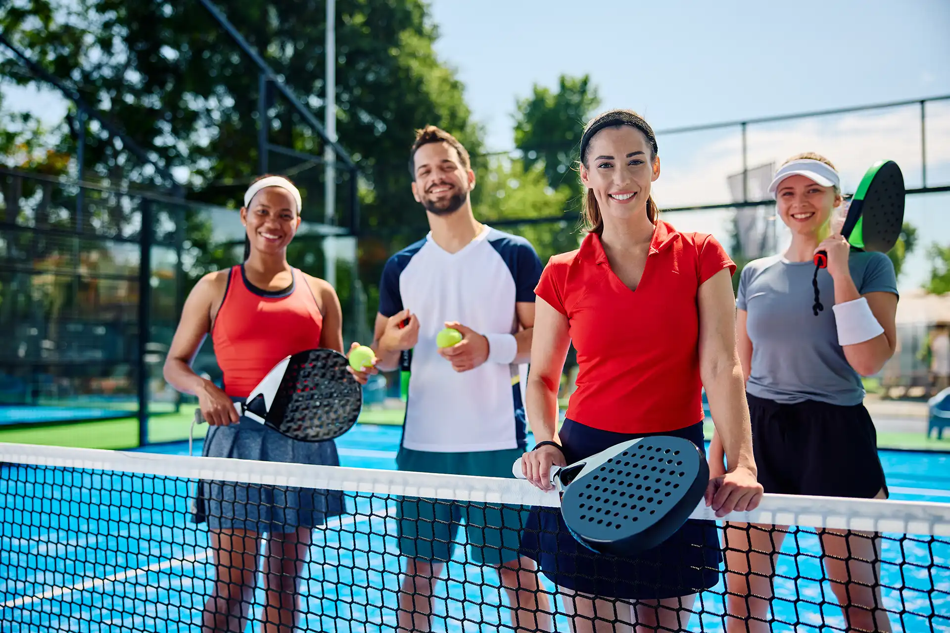 gruppe young-man-playing-paddle-tennis-low-angle-2026-01-09-00-54-15-utc Kopie Dennis Martin padel Coach