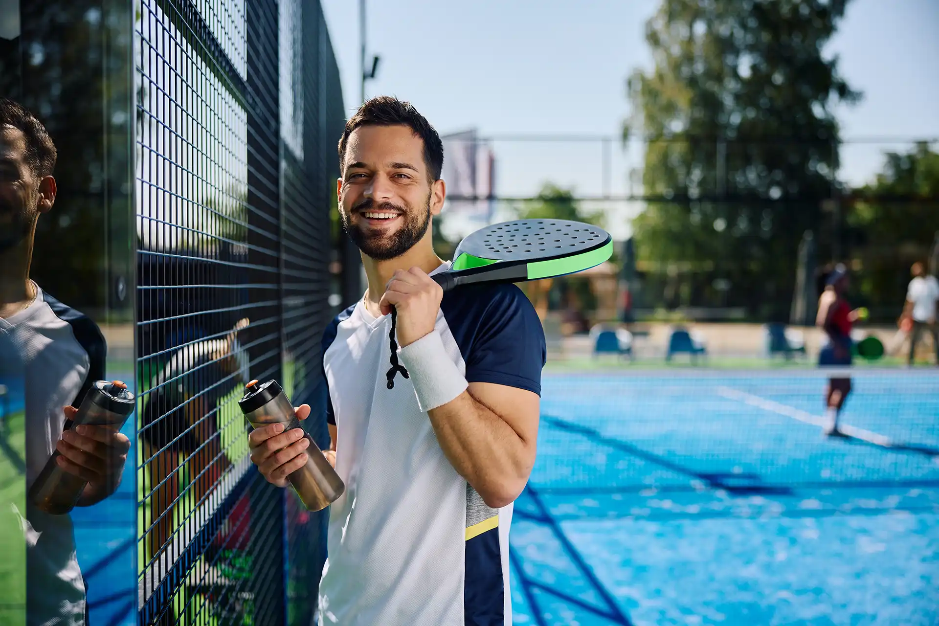 happy-man-having-water-break-during-paddle-tennis-2026-01-06-10-08-34-utc Kopie Dennis Martin padel Coach