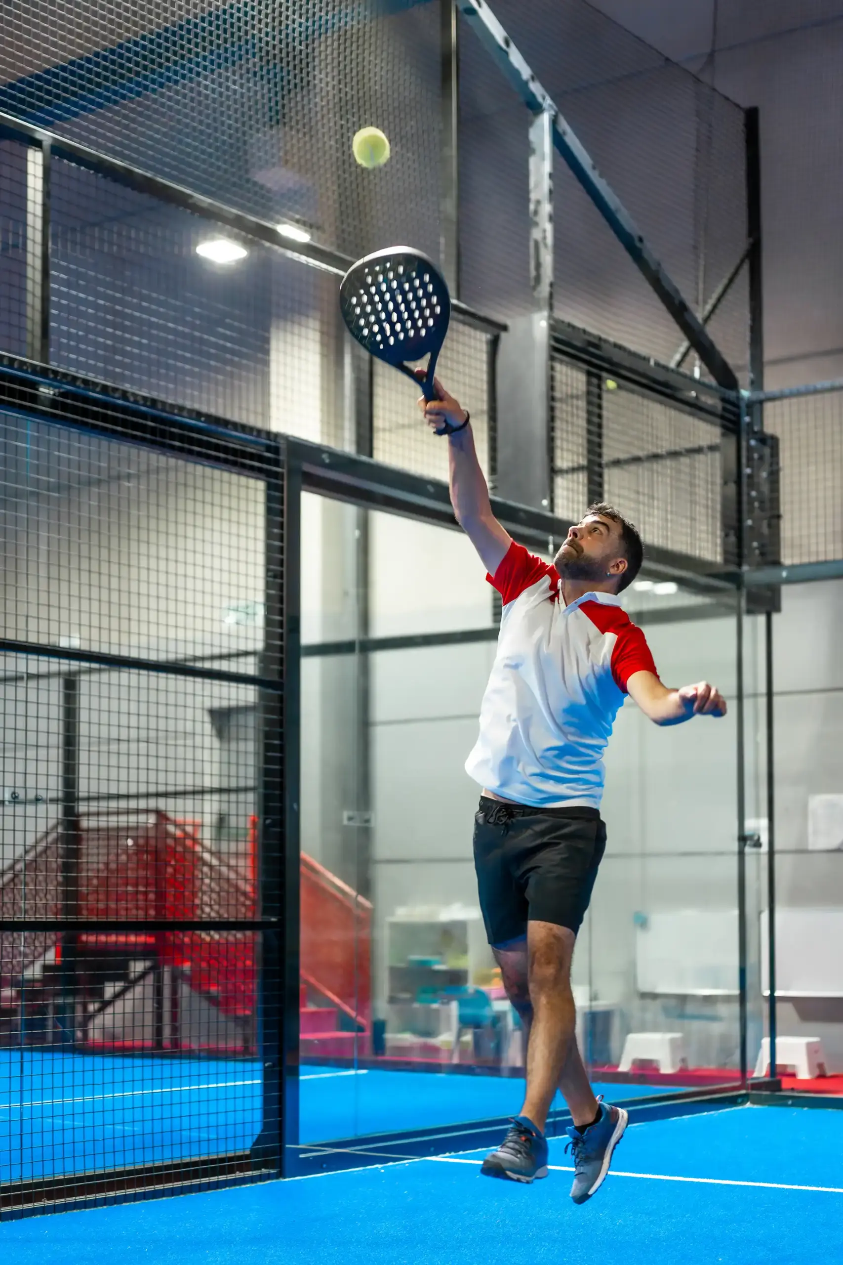 mature-man-jumping-to-reach-the-ball-playing-paddl-2026-01-06-10-17-17-utc Kopie Dennis Martin padel Coach